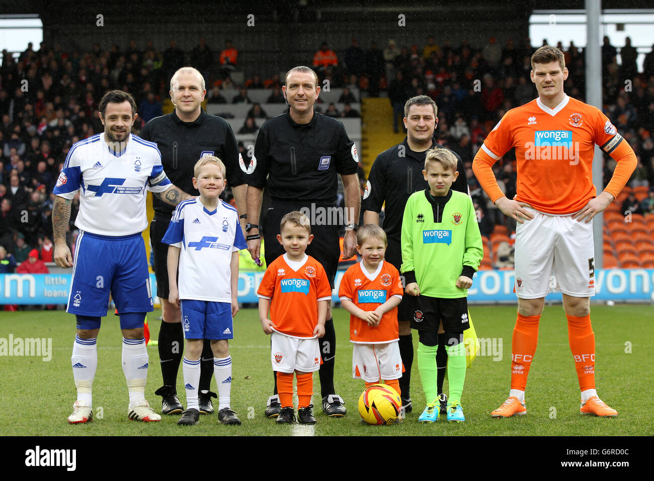 Football - Championnat Sky Bet - Blackpool / Nottingham Forest - Bloomfield Road.Les capitaines de club Gary MacKenzie (à droite) et Andy Reid (à gauche) font la queue avec des mascottes de jour de match et des officiels de match avant le coup d'envoi Banque D'Images
