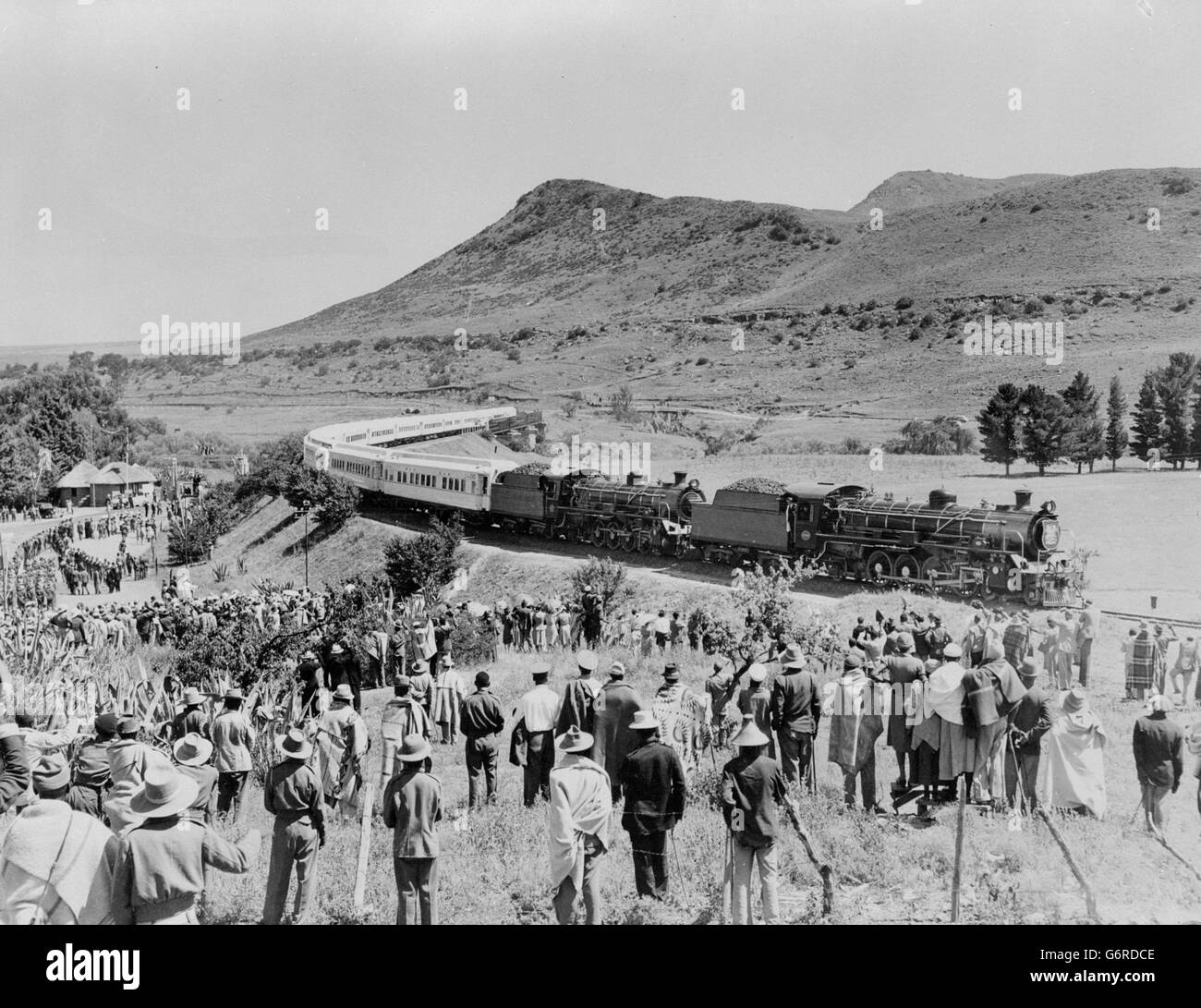 Serpentant dans les vallées du « territoire conquis » à la frontière de Basutoland, le train blanc, transportant la famille royale lors de leur tournée en Afrique du Sud, a été le centre d'intérêt à chaque endroit qu'il a traversé. Banque D'Images