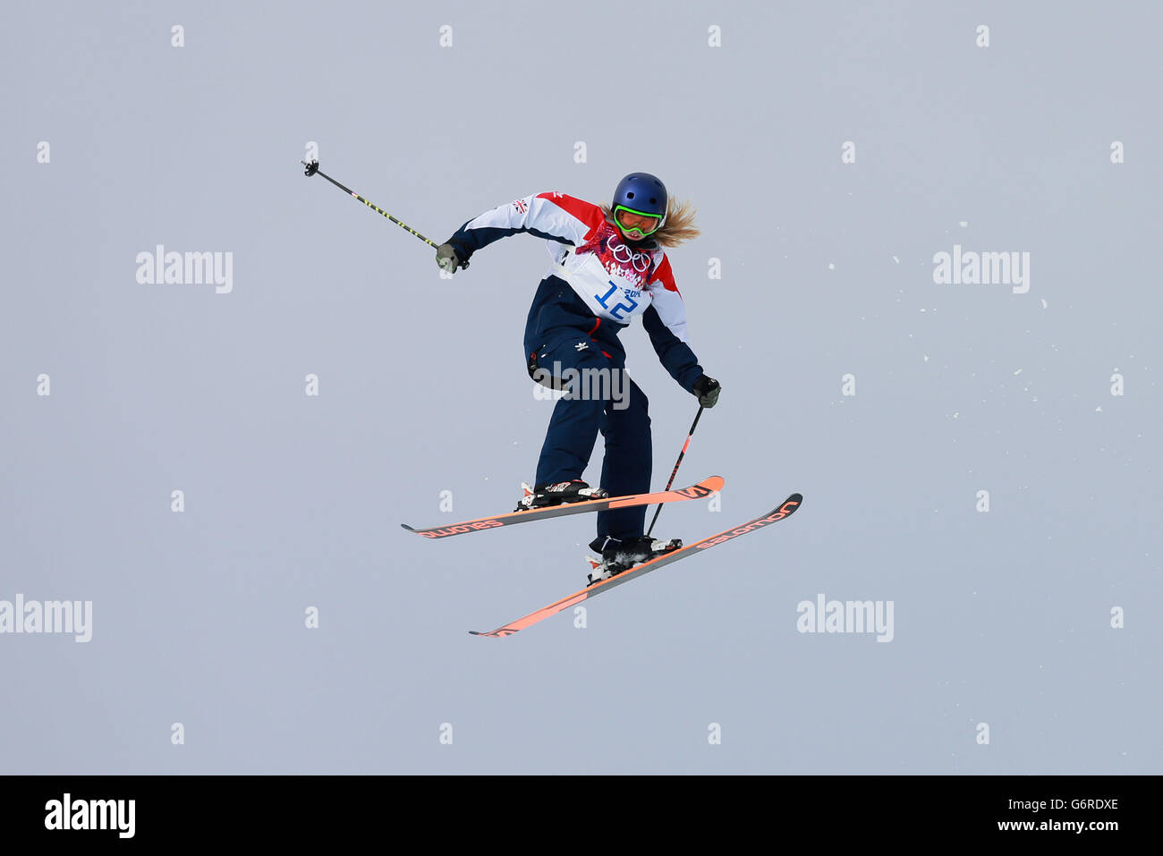 Katie Summerhayes de Grande-Bretagne dans la course de qualification de ski slastyle féminin 1 au Rosa Khutor Extreme Park pendant les Jeux Olympiques de Sotchi 2014 à Krasnaya Polyana, Russie. Banque D'Images