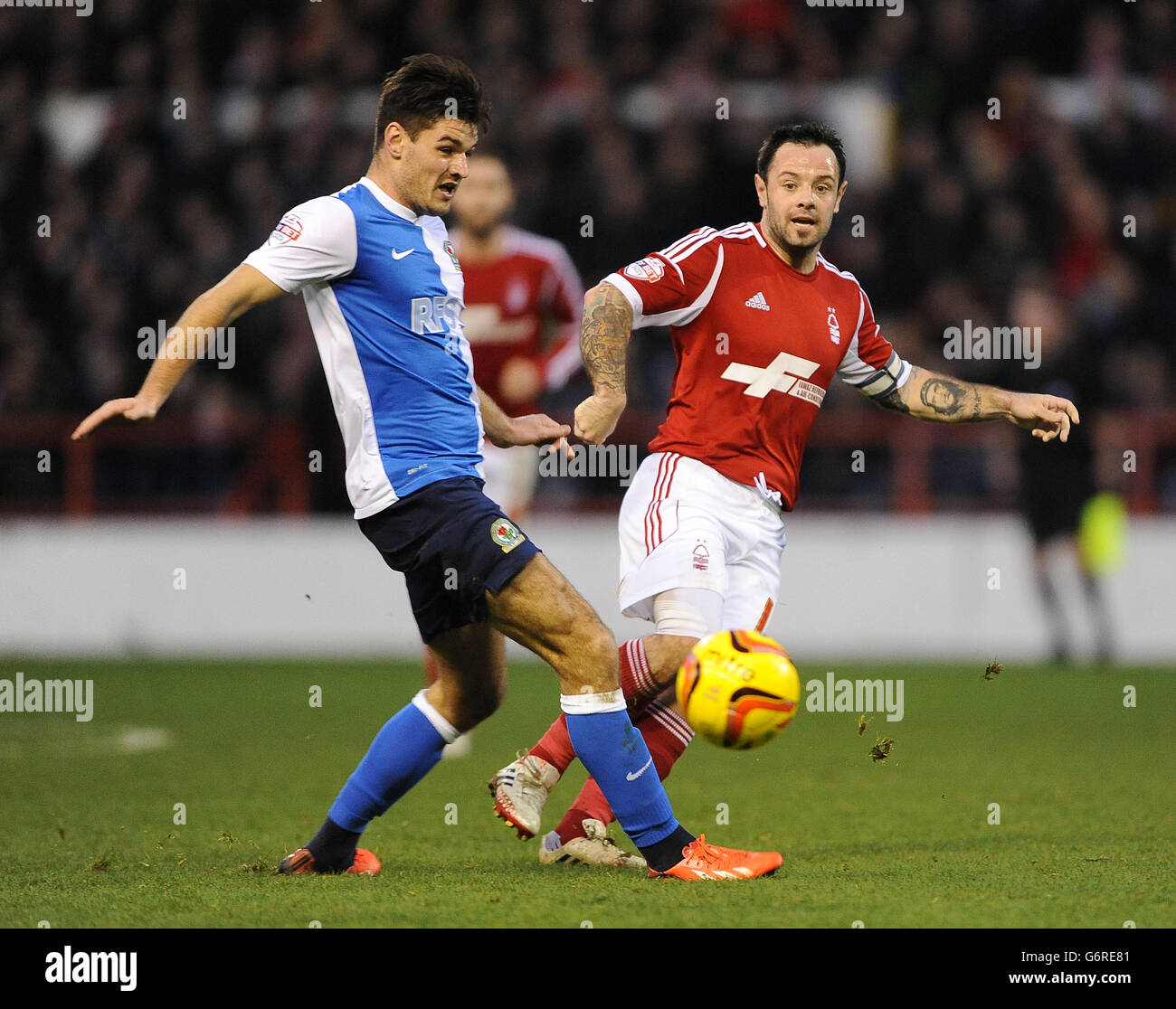 Andy Reid (à droite) de Nottingham Forest et Ben Marshall (à gauche) de Blackburn Rovers se disputent le ballon. Banque D'Images