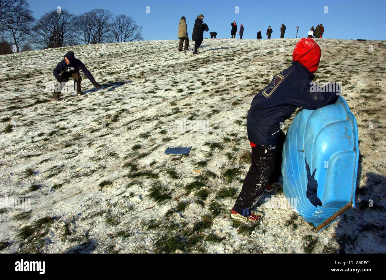 Les enfants, qui ont reçu une journée de congé de l'école en raison des conditions hivernales, enlèrent leurs luges et leur toboggan d'hiver sur Primrose Hill, à Londres, sur leurs traîneaux à faire pendant que l'explosion de l'Arctique se poursuit à travers le pays. La crise froide qui a balayé la Grande-Bretagne a causé des perturbations aux voyageurs sur les routes, les chemins de fer et les vols, même si l'on espérait que le pire du temps se serait terminé après la neige d'hier. Banque D'Images