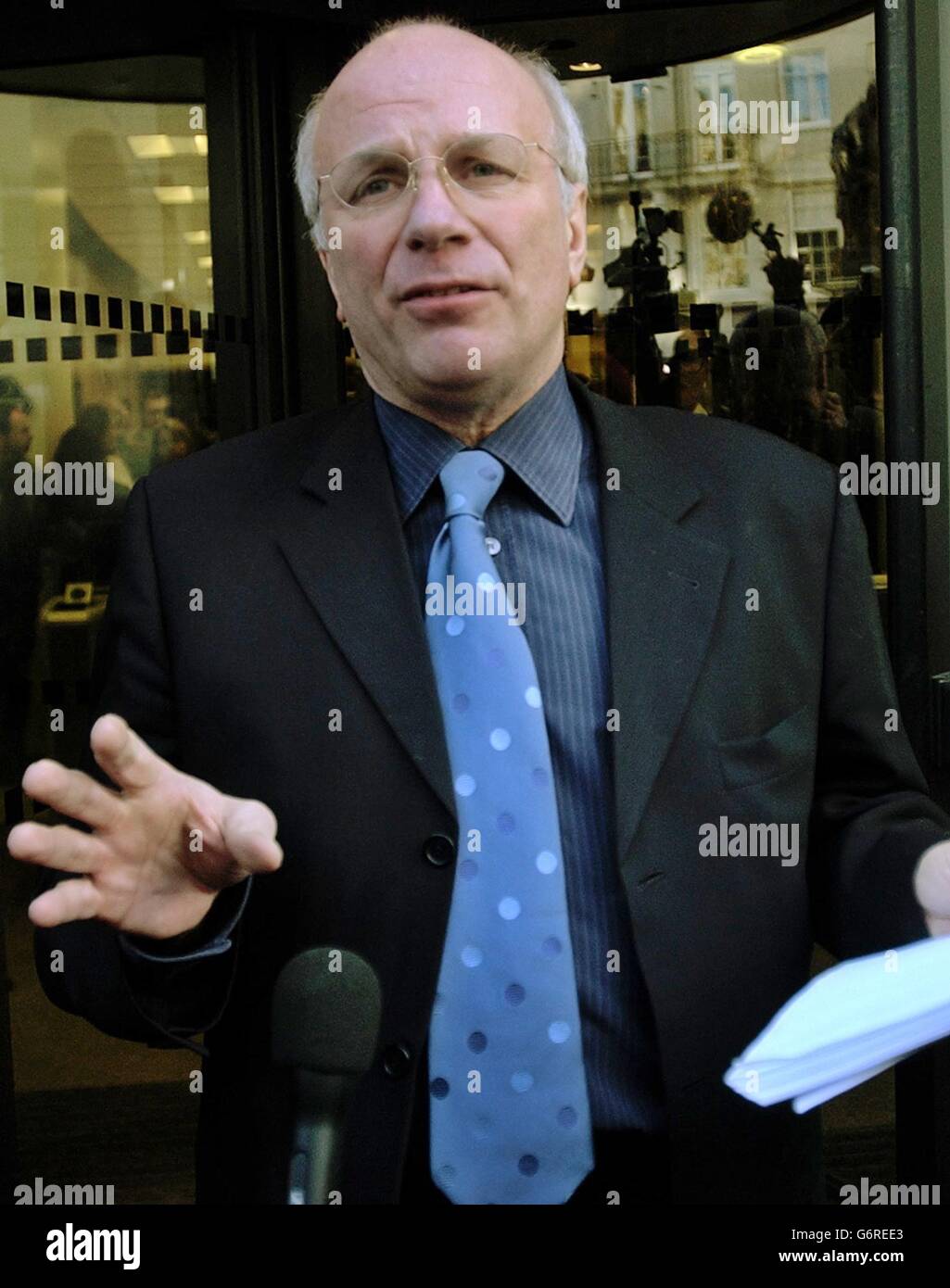 Greg Dyke se trouve à l'extérieur du siège de la BBC, à Portland place, à Londres, suite à la nouvelle qu'il a démissionné de son poste de directeur général de la chaîne de télévision. Banque D'Images