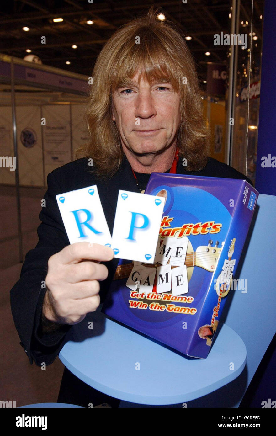 Le musicien Rick Parfitt, de Status quo, lance le nouveau jeu de noms par des nouveaux venus lors de la Foire du jouet 2004, qui s'est tenue au centre Excel, à Docklands, à Londres. Banque D'Images