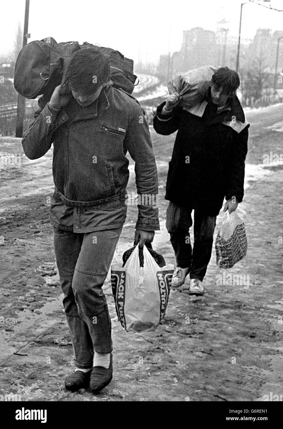 Les mineurs qui sont retournés travailler sur leur chemin de retour avec du charbon après avoir travaillé leur quart de travail à la mine de charbon Kiverton Park. Banque D'Images