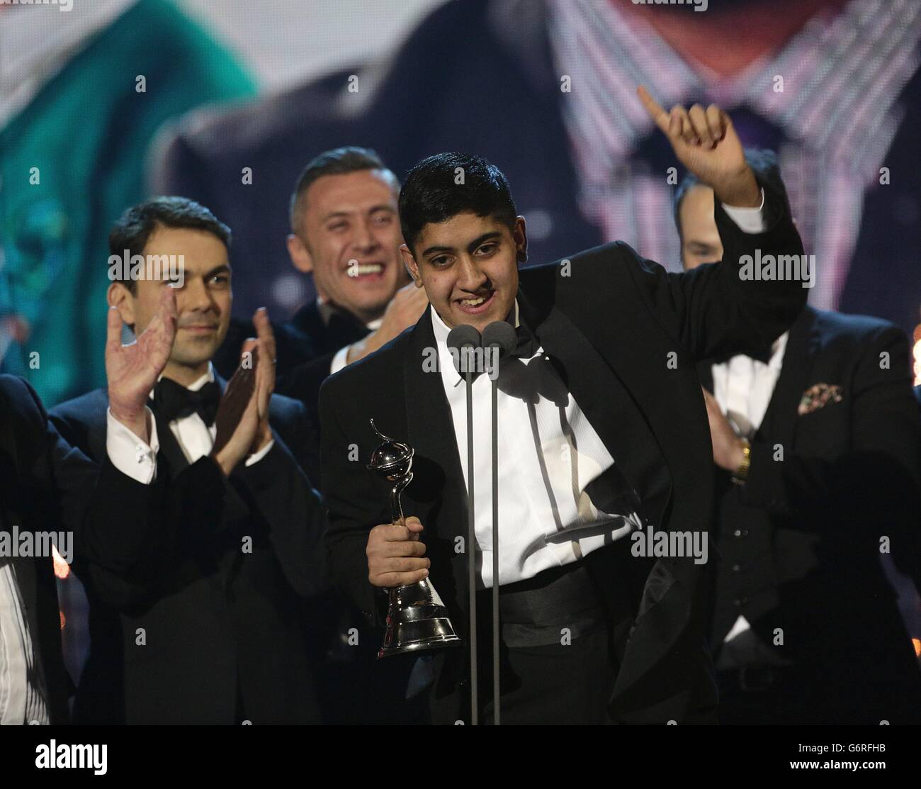Musharaf Asghar reçoit le prix du meilleur documentaire pour l'éducation du Yorkshire lors des National Television Awards 2014 à l'O2 Arena de Londres. Banque D'Images