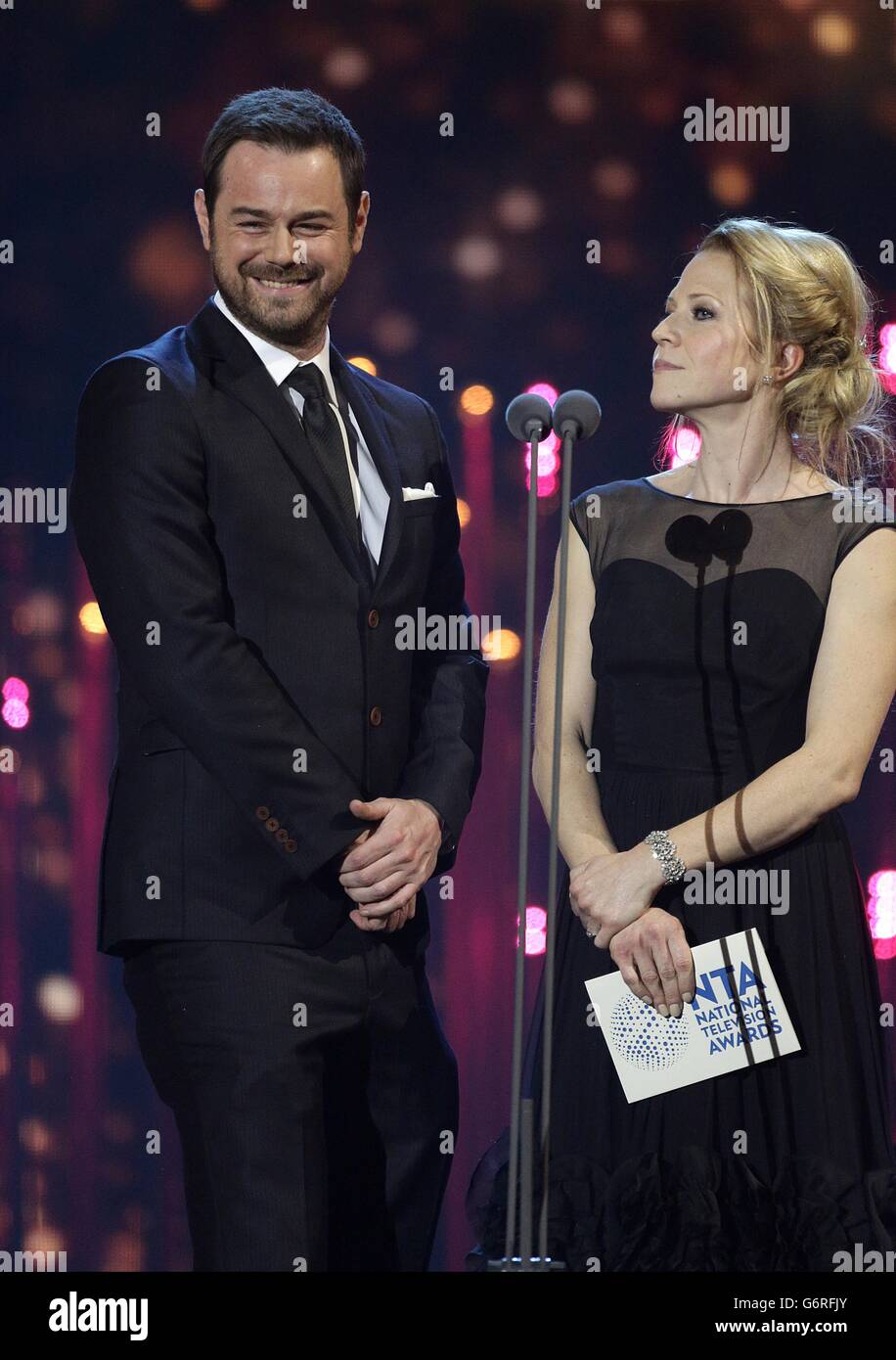 Danny Dyer et Kellie Bright présentent le prix du meilleur Newcomer sur scène lors des National Television Awards 2014 à l'O2 Arena, Londres. Banque D'Images
