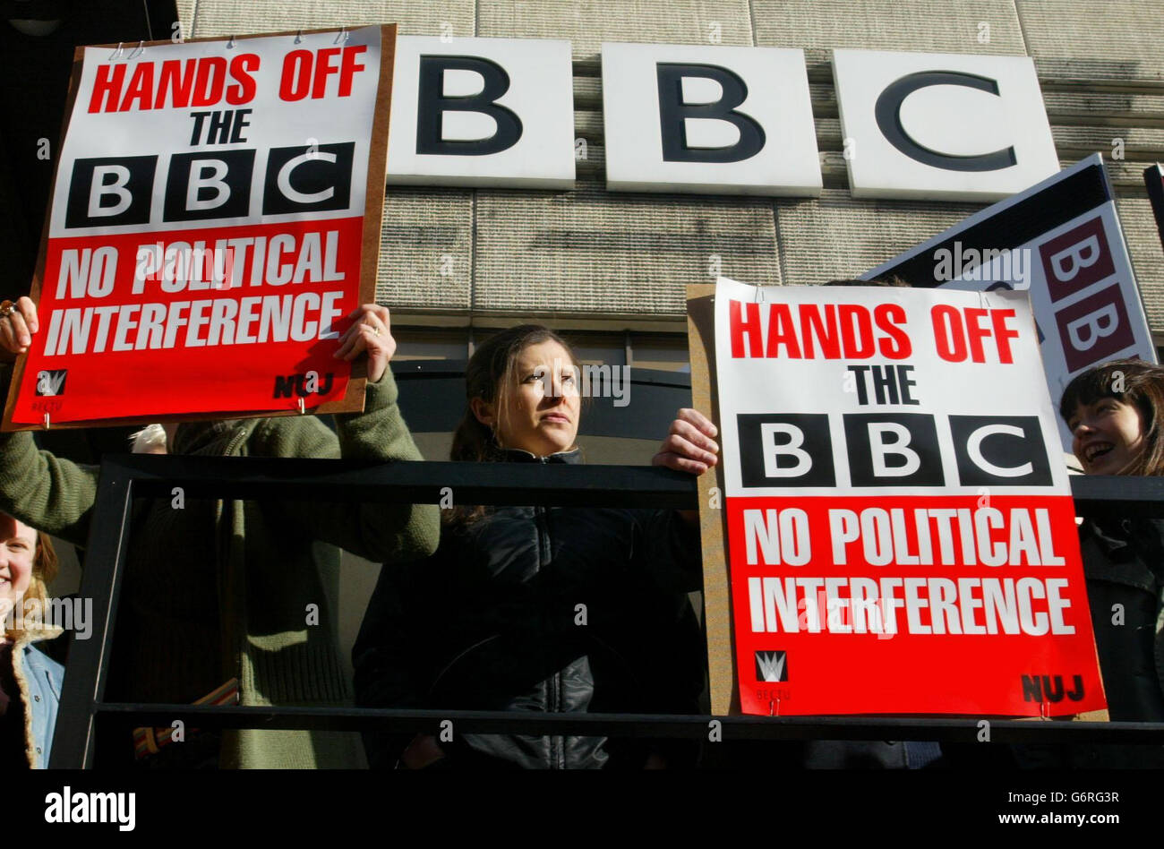 Les membres du personnel de la BBC protestent dans les bureaux de la BBC sur Oxford Road, à Manchester, à la suite de la publication du rapport Hutton. Des manifestations devaient avoir lieu en dehors des bureaux et des studios de la BBC à travers le Royaume-Uni afin de contester toute tentative visant à affaiblir l'indépendance de l'organisation. Banque D'Images