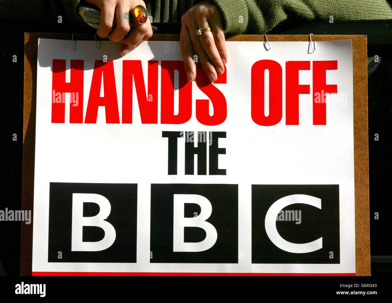 Les membres du personnel de la BBC protestent dans les bureaux de la BBC sur Oxford Road, à Manchester, à la suite de la publication du rapport Hutton.Des manifestations devaient avoir lieu en dehors des bureaux et des studios de la BBC à travers le Royaume-Uni afin de contester toute tentative visant à affaiblir l'indépendance de l'organisation. Banque D'Images