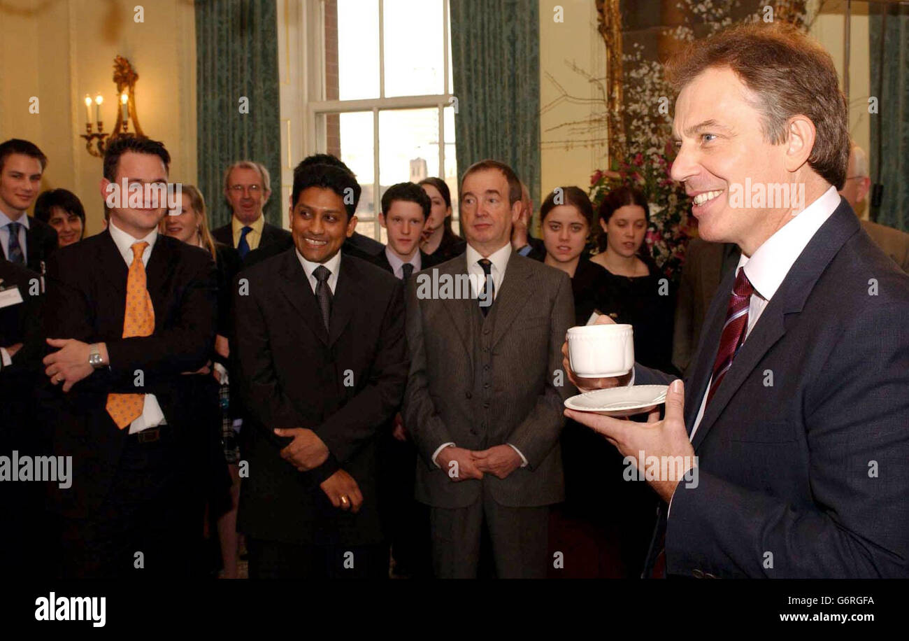 Le Premier ministre britannique, Tony Blair, discute avec les participants au concours de dissertation de la Galerie de la presse parlementaire au 10 Downing Street à Londres. Banque D'Images