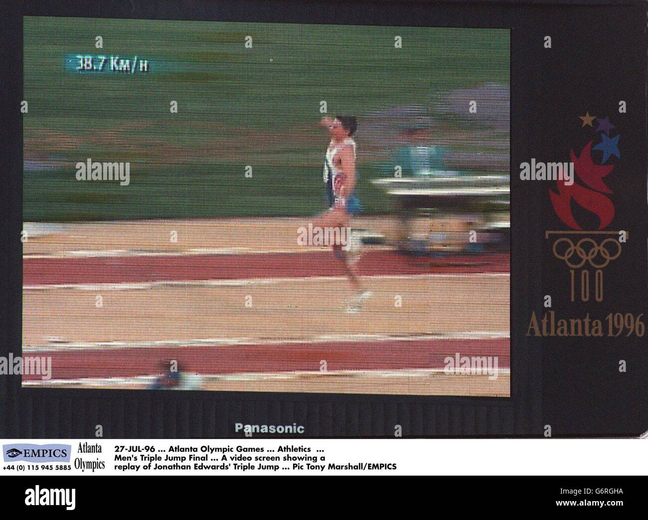 27-JUL-96, Jeux Olympiques d'Atlanta, Athlétisme, Triple Jump final pour hommes, Un écran vidéo montrant un replay du Triple Jump de Jonathan Edwards Banque D'Images