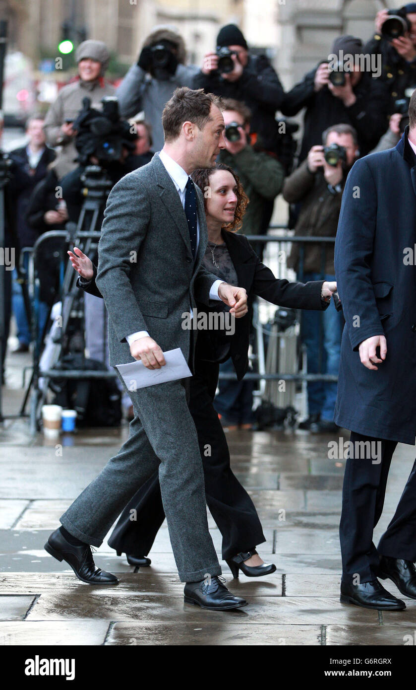 Réclamations concernant le piratage téléphonique.Jude Law arrive au Old Bailey à Londres pour prendre la boîte témoin dans le procès de piratage téléphonique. Banque D'Images