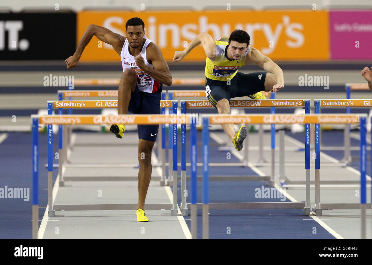 William Sharman (à gauche) de Grande-Bretagne et Gianni Frankis de l'équipe du Commonwealth pendant les 60 mètres haies des hommes . Banque D'Images
