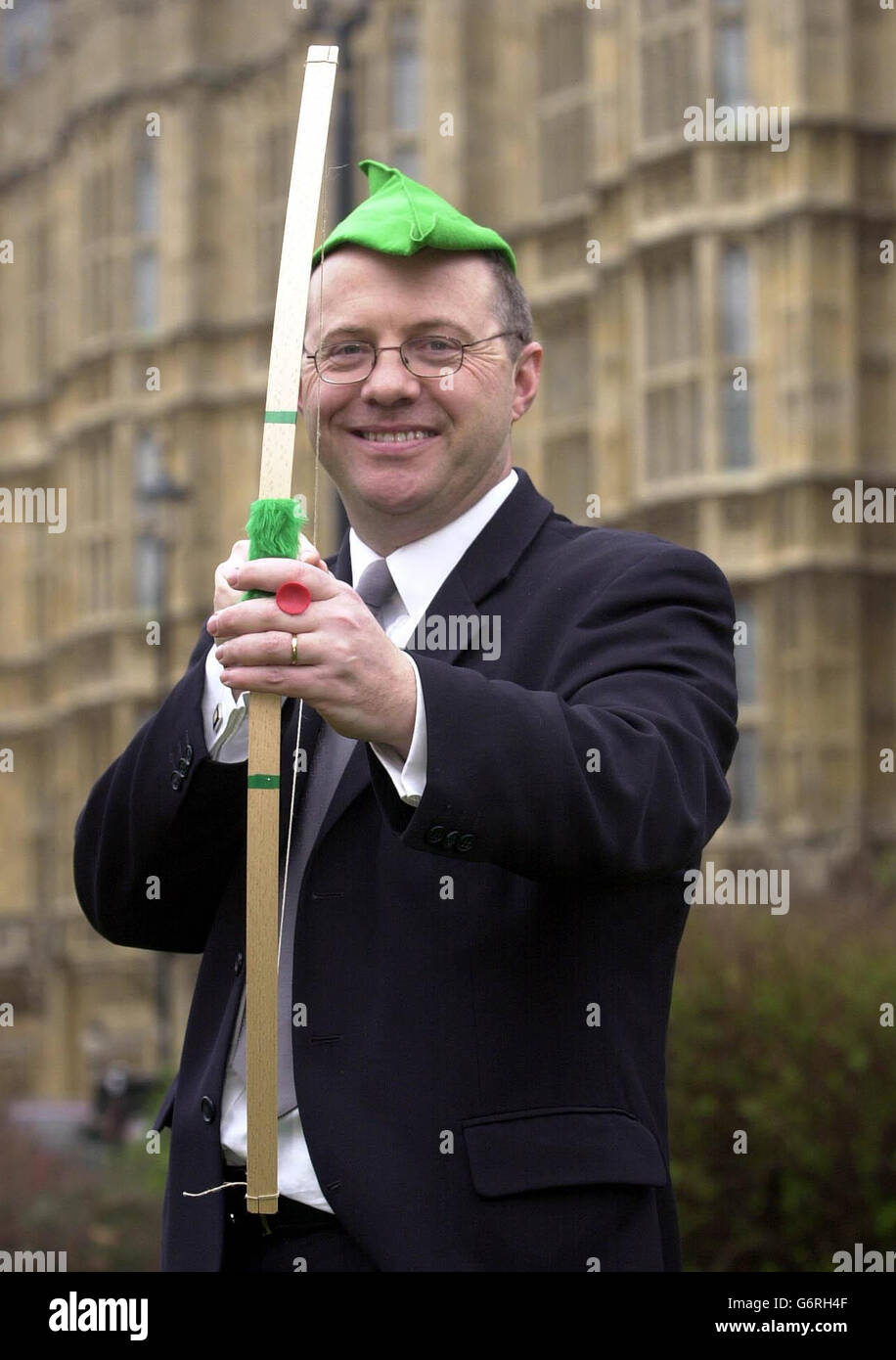 John Mann, député de Bassetlaw, se tient à l'extérieur de la Chambre des communes à Londres, où il a défendu les revendications d'un groupe de députés selon lesquelles Robin Hood était un Yorkshireman.Le député travailliste était également en faveur d'une proposition au ministre des Sports Richard Caborn pour que le tir à l'arc fasse partie de la candidature olympique britannique de 2012 et qu'il soit accueilli dans la forêt de Sherwood. Banque D'Images