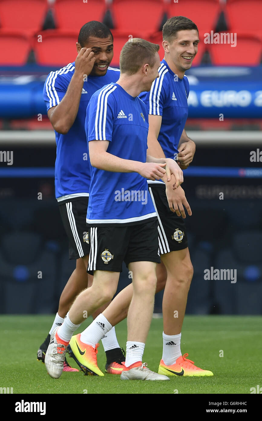 L'Irlande du Nord (de gauche à droite) Josh Magennis, Shane Ferguson et Craig Cathcart pendant une session de formation au Parc des Princes, Paris. Banque D'Images