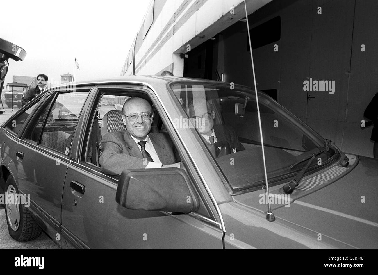 Jacques Douffiagues (l), ministre français des Transports, conduit une voiture dans une maquette du train-navette du tunnel sous la Manche, lors d'une visite sur le site d'Eurotunnel à Ashford, dans le Kent. Sur le siège passager se trouve son homologue britannique David Mitchell. Banque D'Images