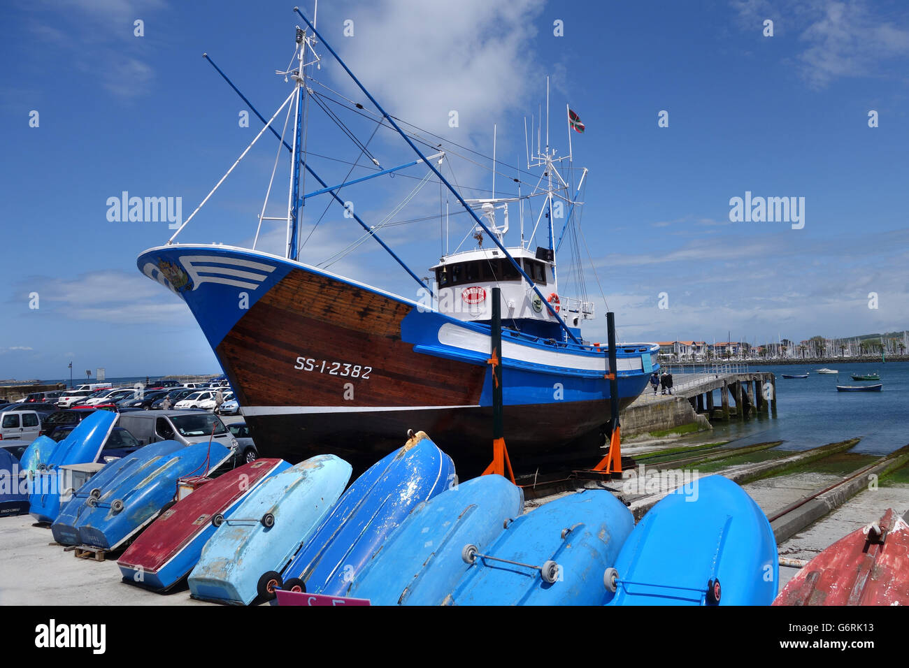 Bateau de pêche au thon navire navire en cale sèche à Hondarribia en Guipúzcoa, Pays Basque, Espagne Banque D'Images