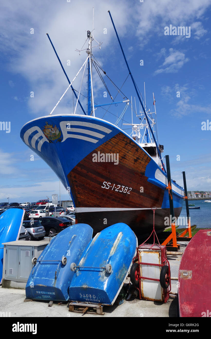 Bateau de pêche au thon navire navire en cale sèche à Hondarribia en Guipúzcoa, Pays Basque, Espagne Banque D'Images