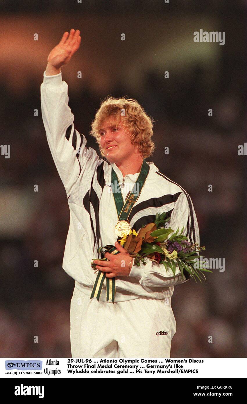 29-JUL-96 ... Jeux Olympiques d'Atlanta ... Cérémonie de la médaille finale de la projection de discus pour femmes ... Ilke Wyludda en Allemagne célèbre l'or Banque D'Images