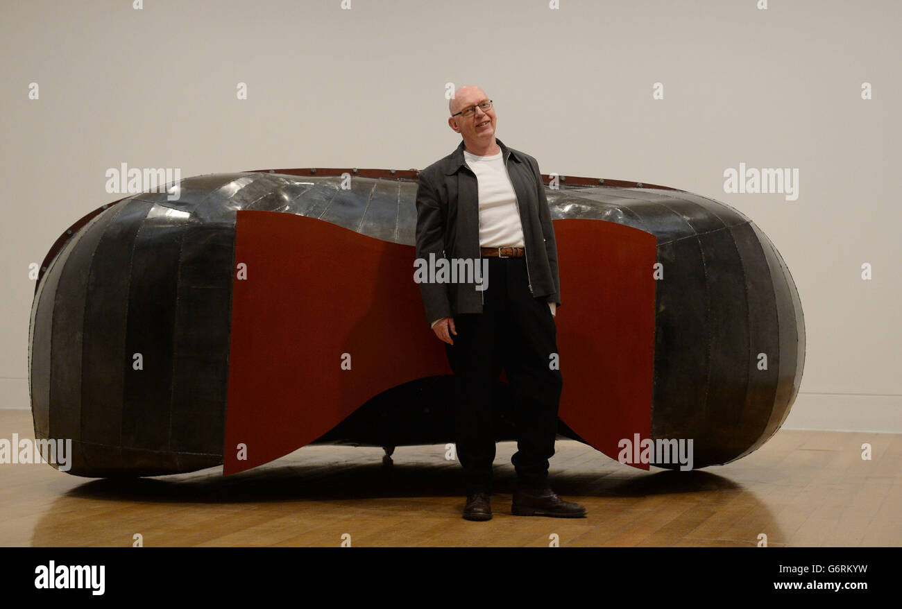 Richard Deacon, artiste lauréat du prix Turner, et l'une de ses œuvres, intitulée « Truck Dumb », fera partie de l'exposition printanière de Tate Britain qui ouvrira le 5 février. Banque D'Images