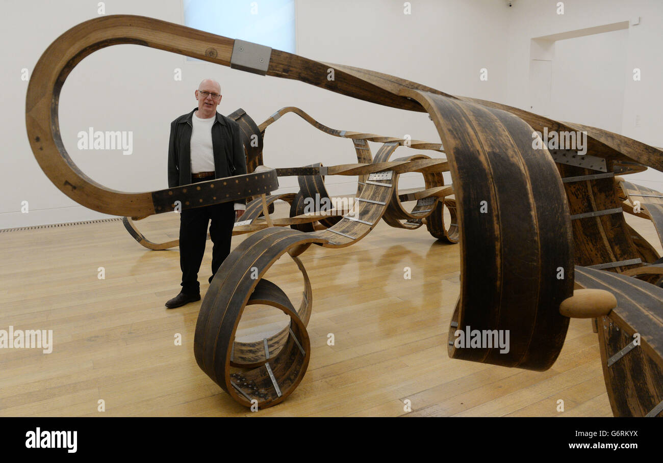 Richard Deacon, artiste lauréat du prix Turner, et l'une de ses œuvres intitulée ''Out of Order' qui fera partie du spectacle printanier de Tate Britain qui ouvrira le 5 février. Banque D'Images