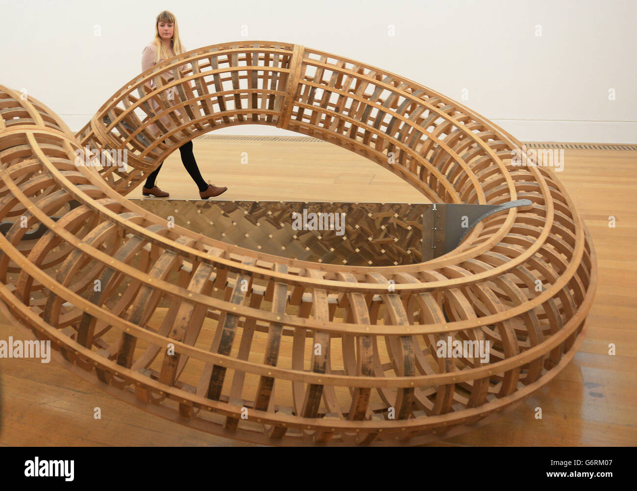 RETRANSMIS EN SUPPRIMANT LA RÉFÉRENCE À DEACON, QUI N'EST PAS DANS CETTE IMAGE. Une femme voit l'une des œuvres de l'artiste Richard Deacon, lauréat du prix Turner, intitulée « After 98 », qui fera partie du spectacle printanier de Tate Britain qui ouvrira le 5 février. Banque D'Images