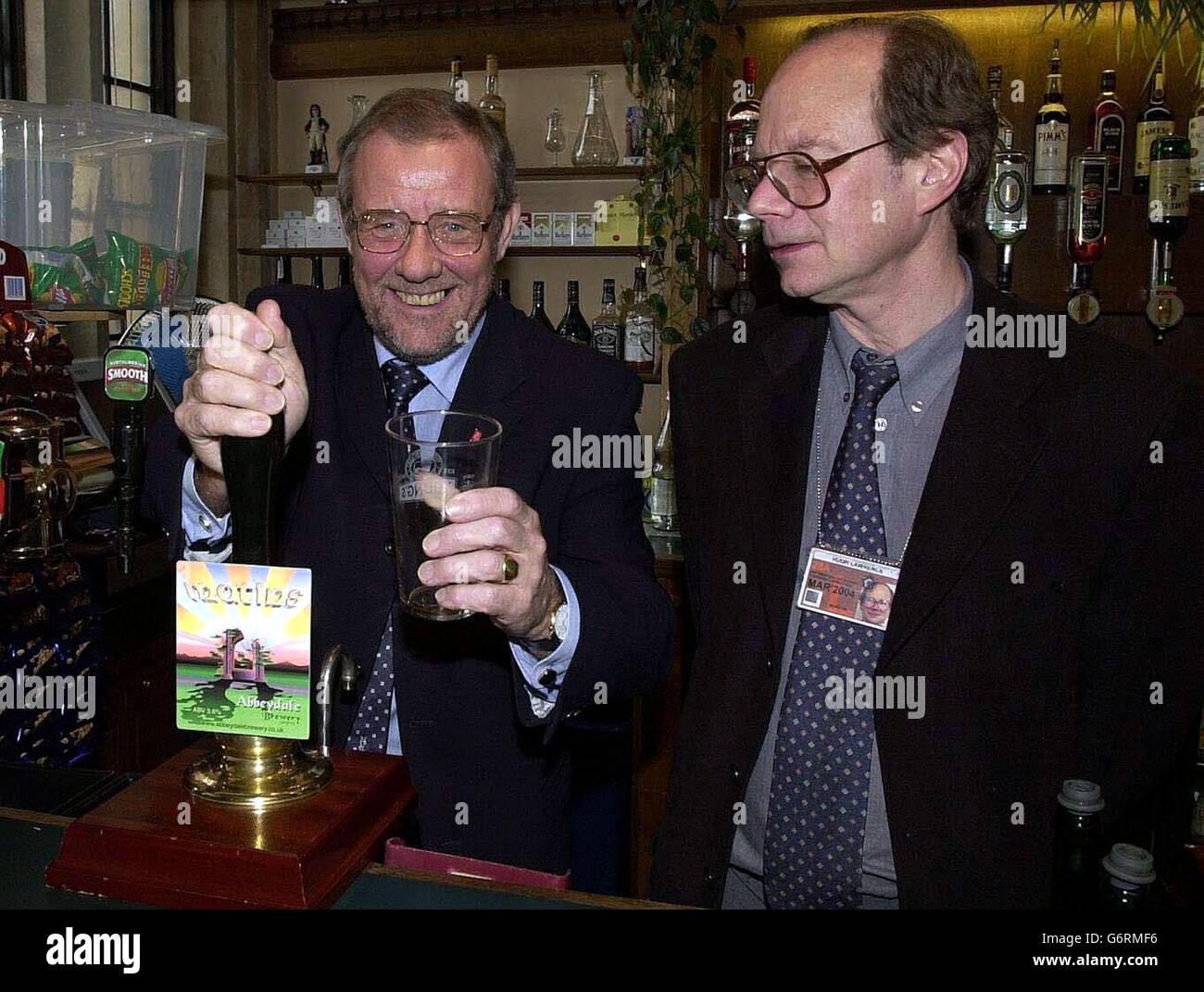 Richard Caborn MP (Sheffield) avec le journaliste Huw Lawrence de Sheffield Star dans le bar des étrangers de la Chambre des communes, photographié devant une pompe de brasserie de Sheffield.M. Cabourn a un verre vide comme la bière a épuisé, tel est sa popularité. Banque D'Images