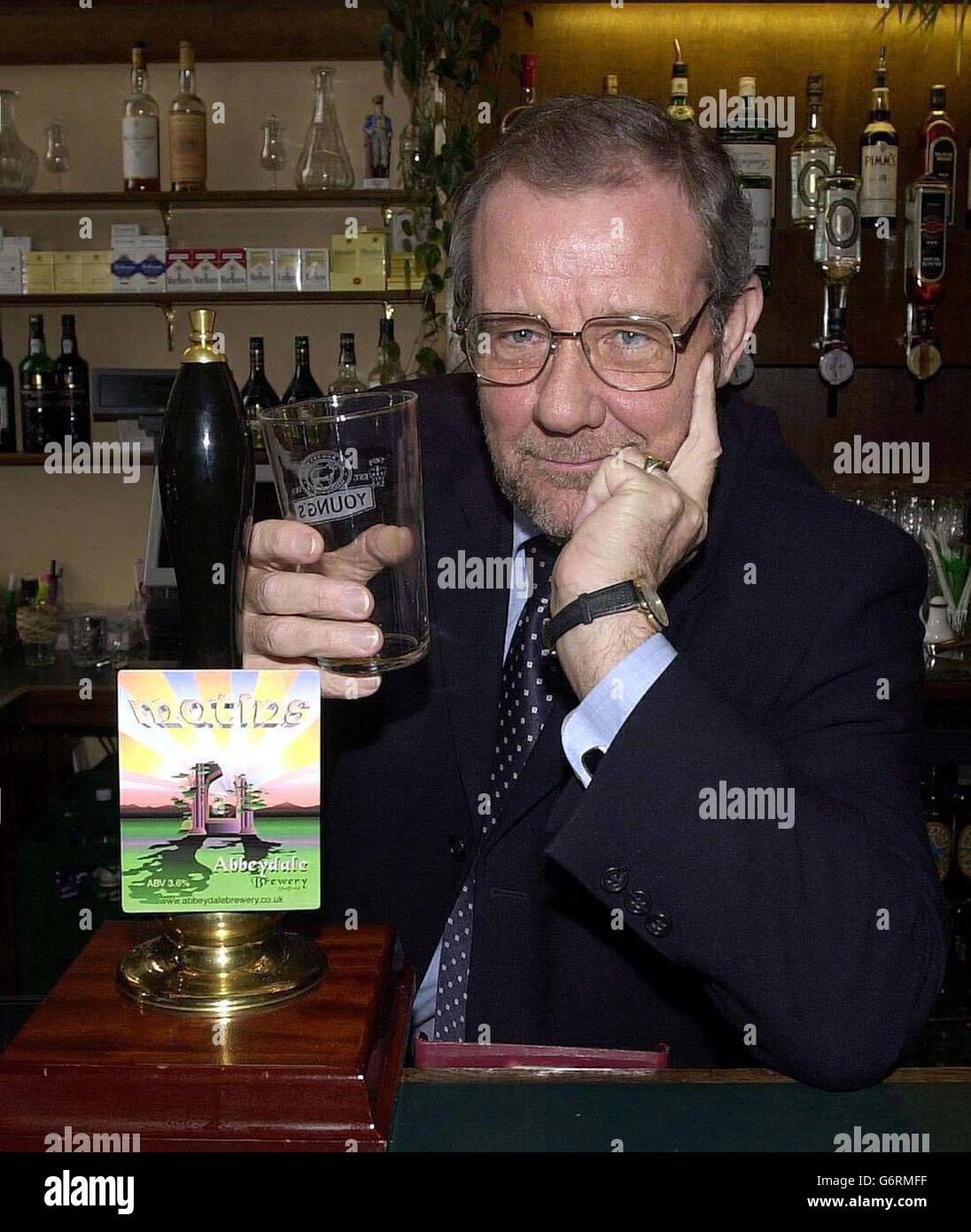Richard Caborn MP (Sheffield) dans le bar des étrangers de la Chambre des communes, photographié devant une pompe de brasserie de Sheffield. M. Cabourn a un verre vide comme la bière a épuisé, tel est sa popularité. Banque D'Images