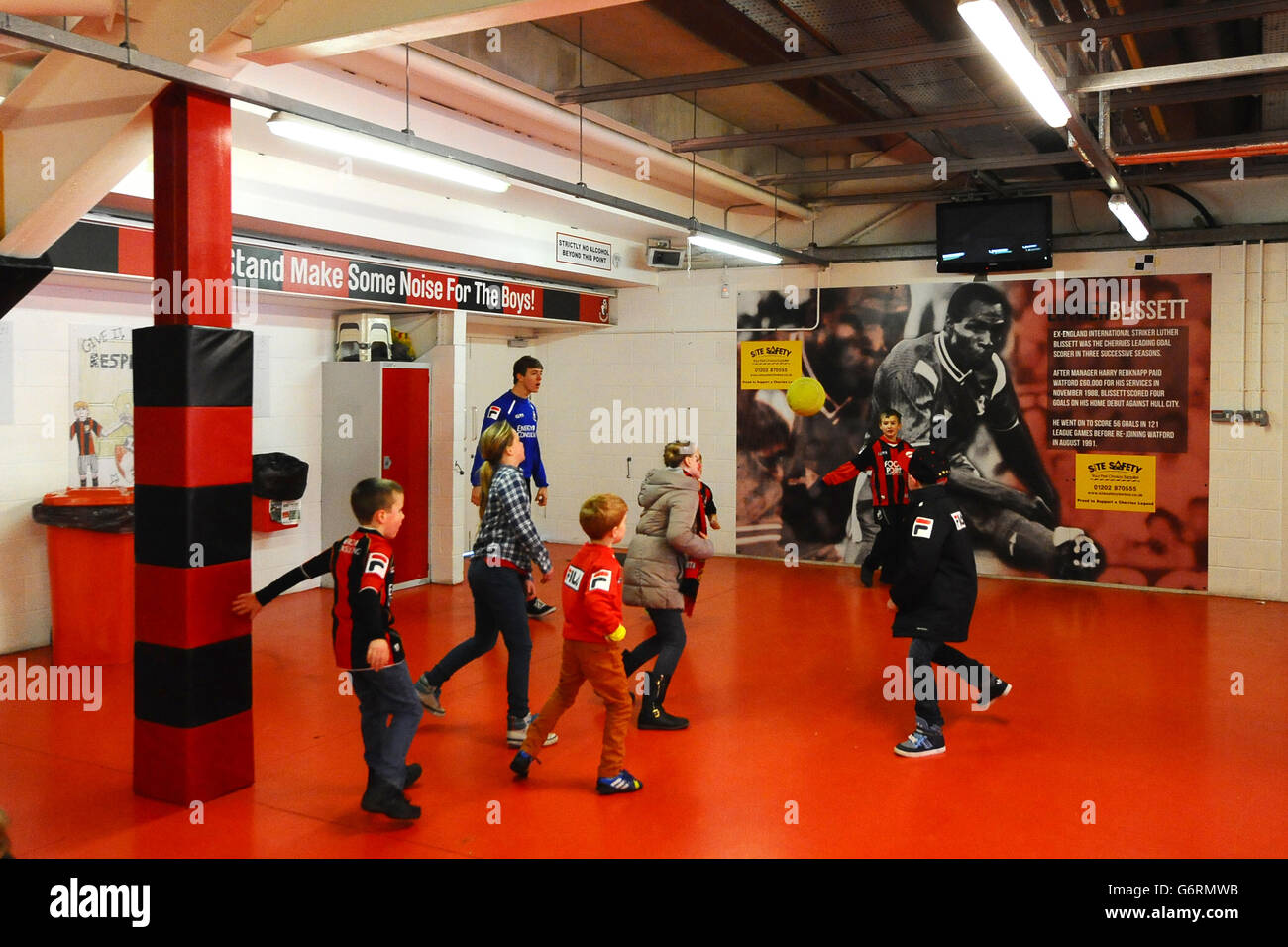 Soccer - Sky Bet Championship - AFC Bournemouth / Leicester City - Dean court. Les enfants jouent au football à l'intérieur de Dean court Banque D'Images