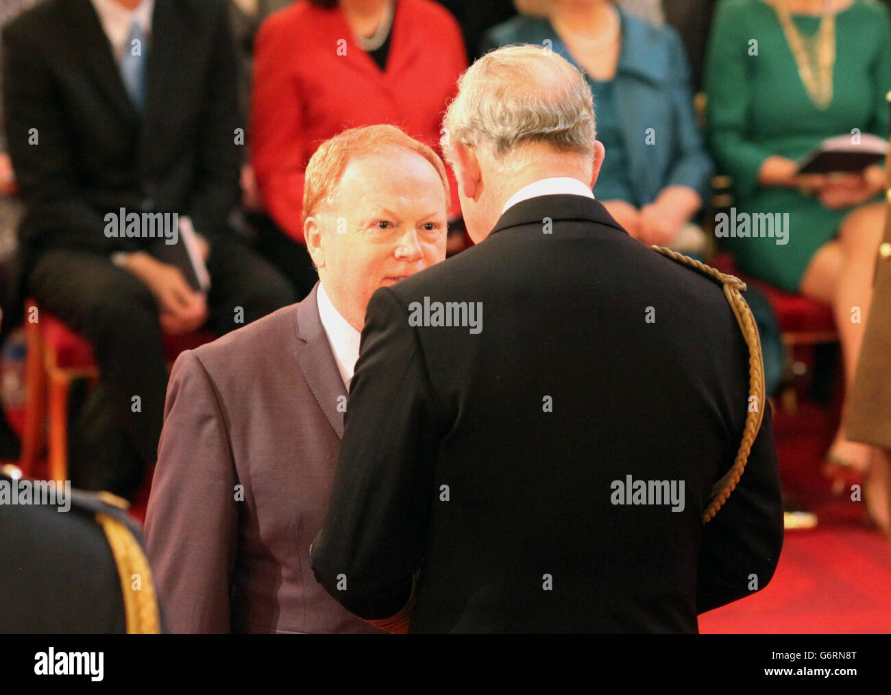 L'auteur-compositeur et producteur Mike Batt de Farnham est nommé lieutenant de l'ordre royal de Victoria par le Prince de Galles lors d'une cérémonie d'investiture à Buckingham Palace, Londres. Banque D'Images