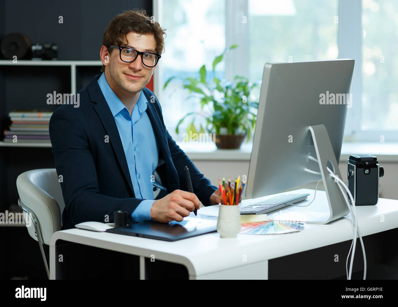 Beau jeune homme travaillant à domicile bureau - concept d'affaires moderne Banque D'Images