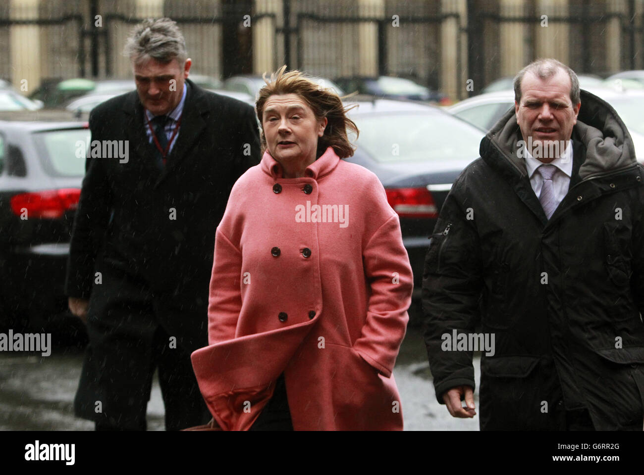 Le Président de l'Ombudsman de Garda Siochana, Simon O'Brien (à gauche), Kieran Fitzgerald et Carmel Foley arrivent à Leinster House, à Dublin, pour comparaître devant le Comité mixte de surveillance de la fonction publique d'Oireachtas au sujet de l'écoute présumée des bureaux de l'Ombudsman. Banque D'Images