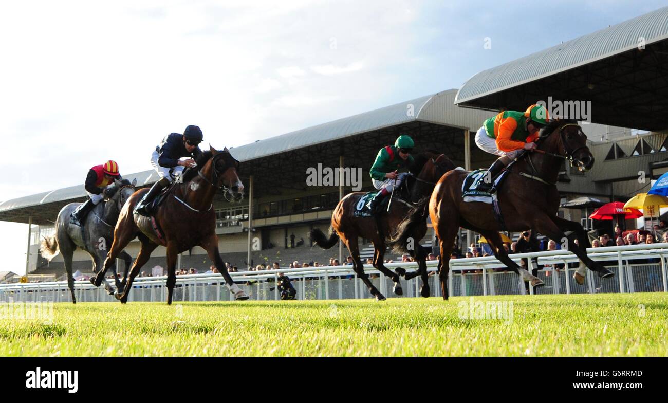 Hunter Qatari monté par Kevin Manning gagner le Silken Thomas et verrouiller 13 Handicap au cours de la première journée du derby irlandais Dubai Duty Free à l'Hippodrome de Curragh, Festival, France. Banque D'Images