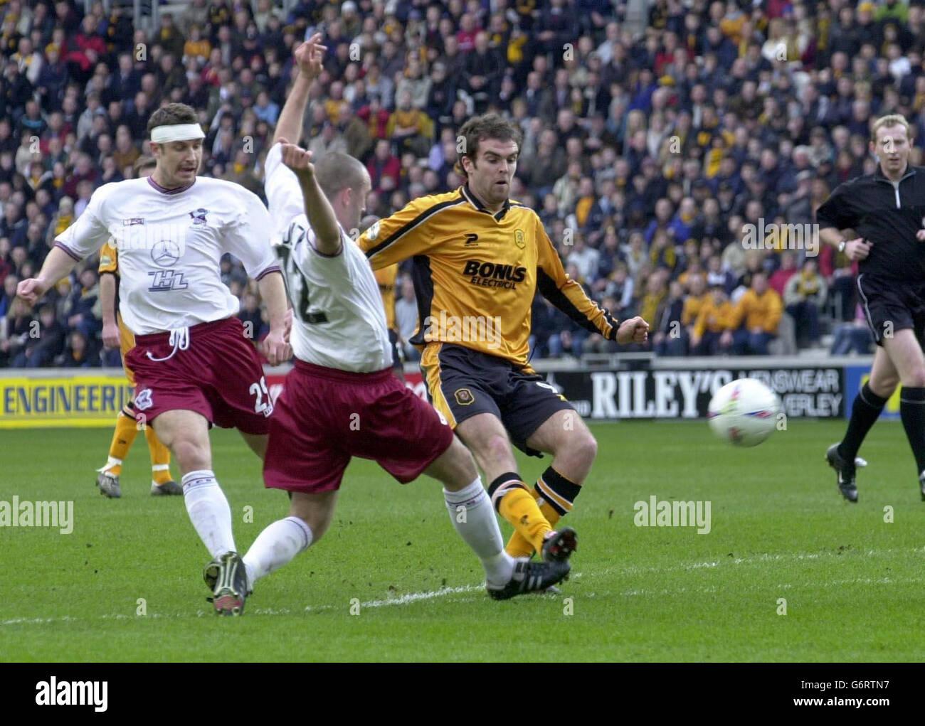 Les créneaux Ben Burgess (R) de Hull, dans la ville de Hull, abritent le premier but de son côté, malgré les efforts de Lee Ridley (2e L) et Darren Holloway (L) de Scunthorpe, lors du match de la division nationale 3 au parc Boothferry, à Hull. PAS D'UTILISATION DU SITE WEB DU CLUB OFFICIEUX. Banque D'Images