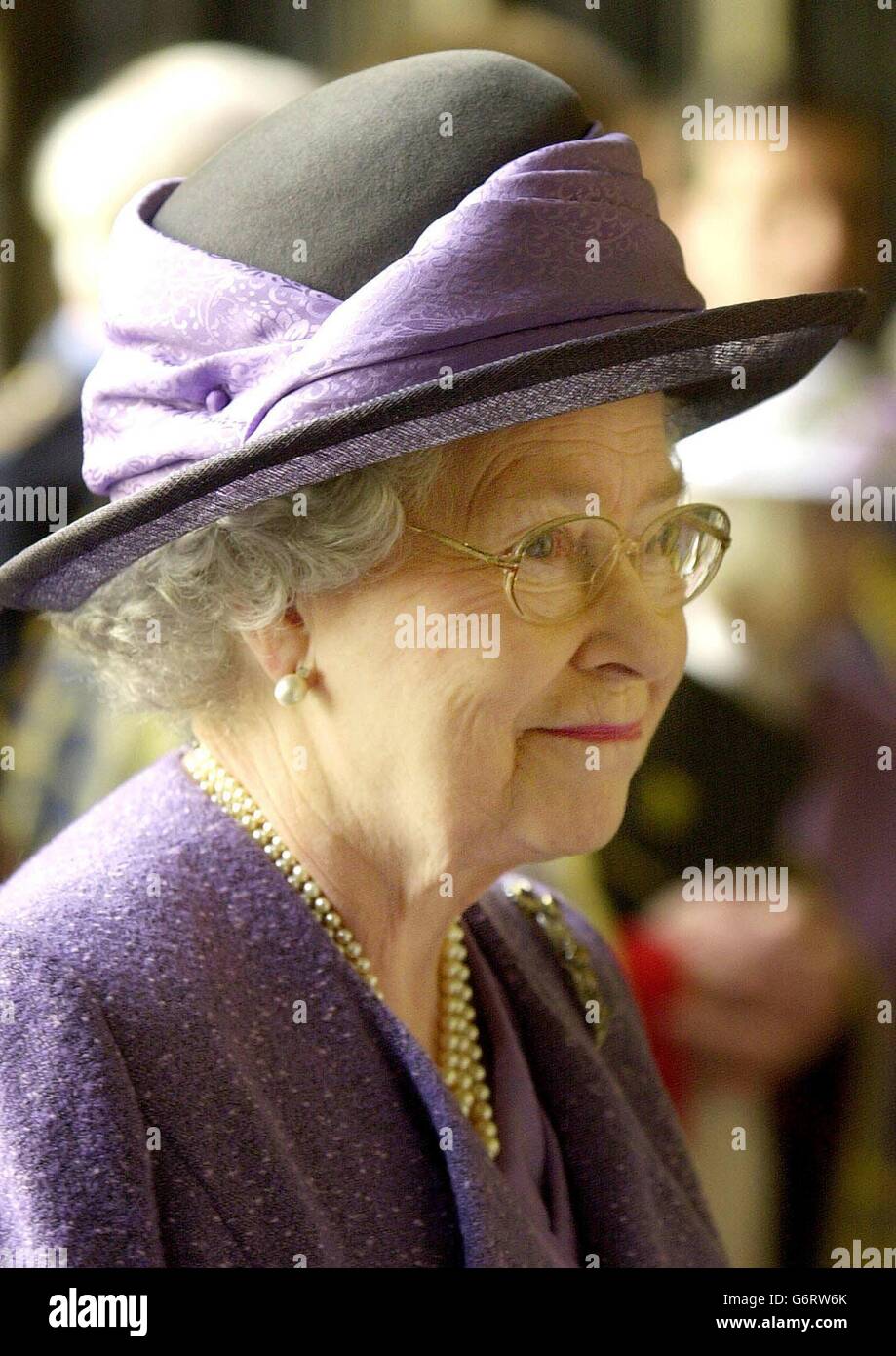 La reine Elizabeth II au cours d'un service rendant hommage aux sacrifices faits par le commandement côtier de la RAF pendant la Seconde Guerre mondiale, à l'abbaye de Westminster, à Londres. Le Commandement côtier et ses unités qui lui sont attachées ont coulé plus de 1,000 navires allemands à bord d'avions tels que Catalinas et Beaufighters, et ont empêché l'ennemi de couper des approvisionnements alimentaires essentiels à la Grande-Bretagne. Banque D'Images