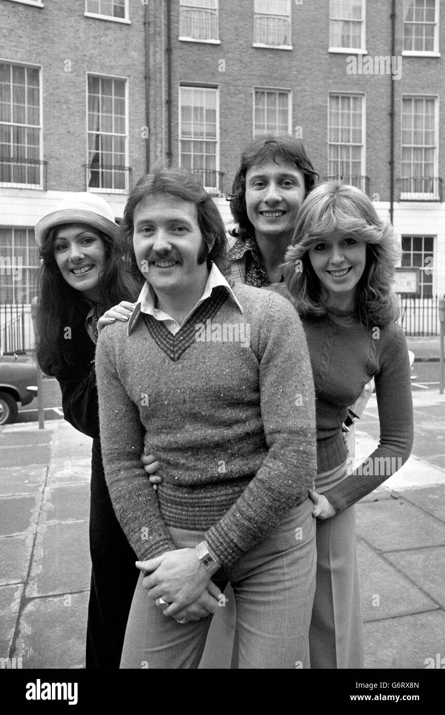 Brotherhood of Man choisi pour représenter la Grande-Bretagne dans le concours Eurovision Song 1976 L-R: Nicky Stevens, Martin Lee, Lee Sheriden et Sandra Stevens Banque D'Images Brotherhood of Man choisi pour représenter la Grande-Bretagne dans le concours Eurovision Song 1976 L-R: Nicky Stevens, Martin Lee, Lee Sheriden et Sandra Stevens Banque D'Images