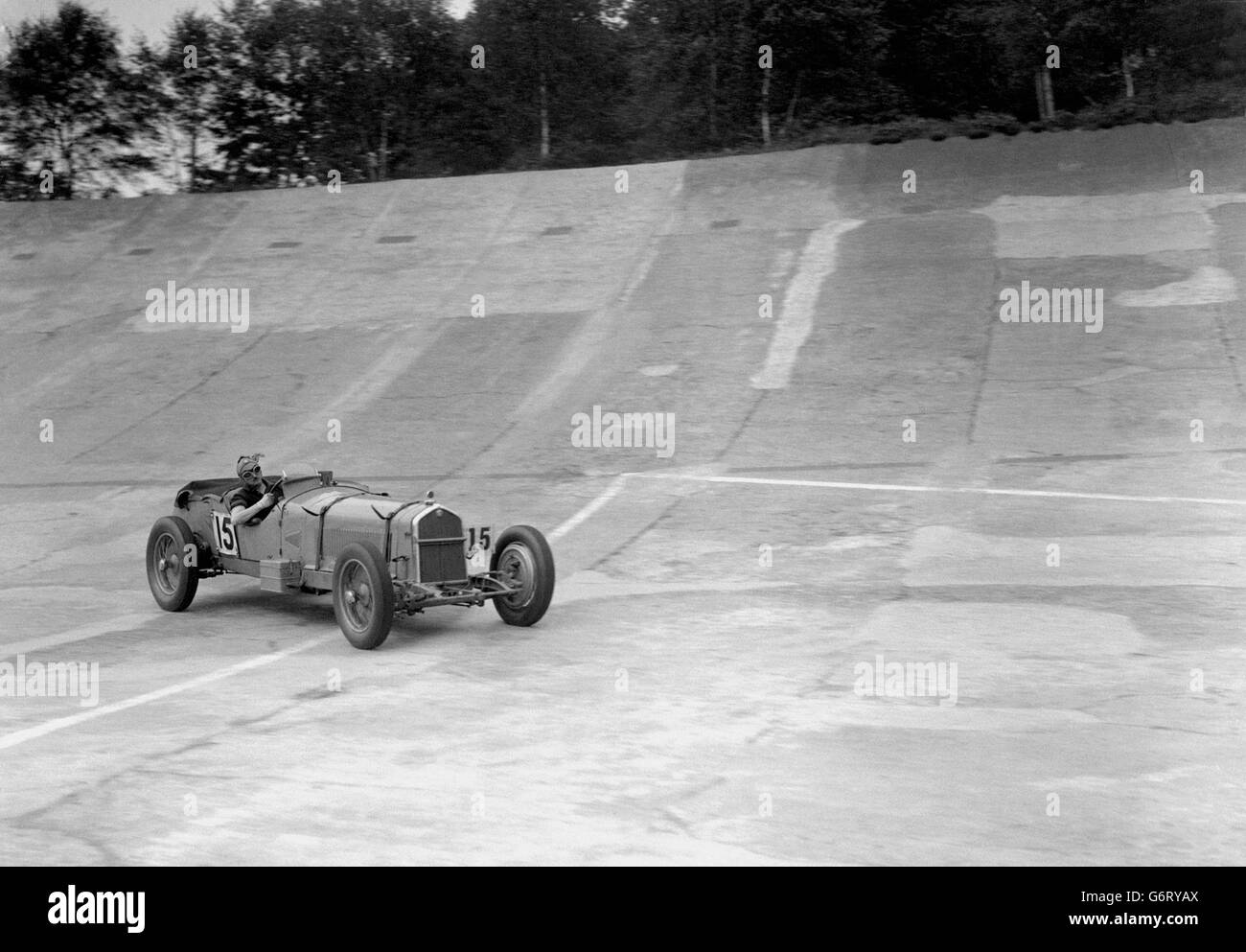 Sir Henry Birkin dans un Alfa Romeo pendant le Junior La 1 000e course du car Club à Brooklands Banque D'Images