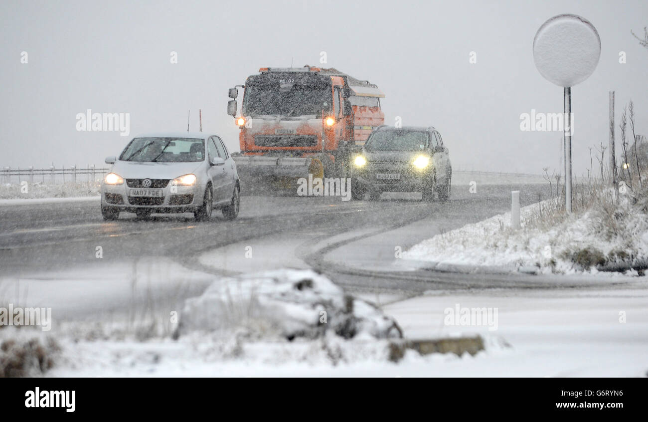 La circulation suit l'A66 dans le comté de Durham, tandis que des blizzards balaient le nord du pays. Banque D'Images