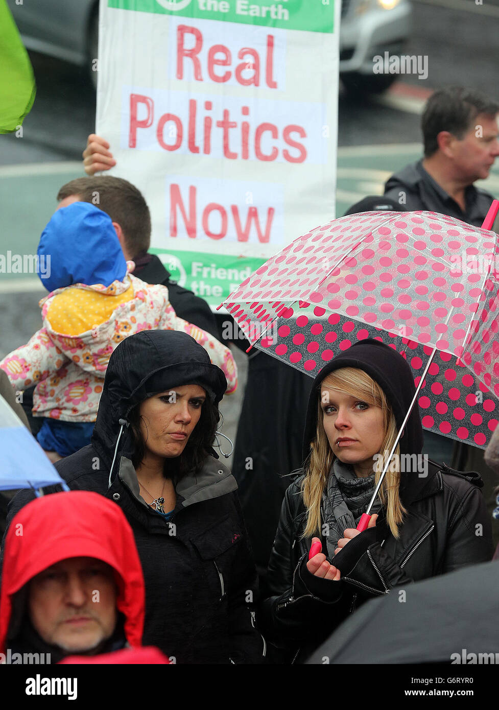 Les gens assistent à un rassemblement de Belfast City Hall, pour exiger une action après une année marquée par des discussions politiques mais pas d'accord, des émeutes sectaires sporadiques et une campagne intensifiée par des républicains dissidents pour tuer des membres des forces de sécurité. Banque D'Images