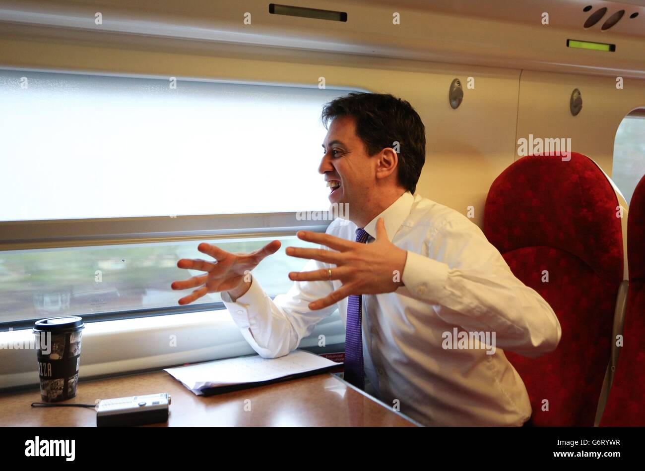 Le chef du travail Ed Miliband lors d'une entrevue alors qu'il se rend en train à Stockport, Cheshire, alors qu'il se joint à la campagne électorale de l'élection partielle de Wythenshawe et de sale East qui aura lieu le 13 février. Banque D'Images