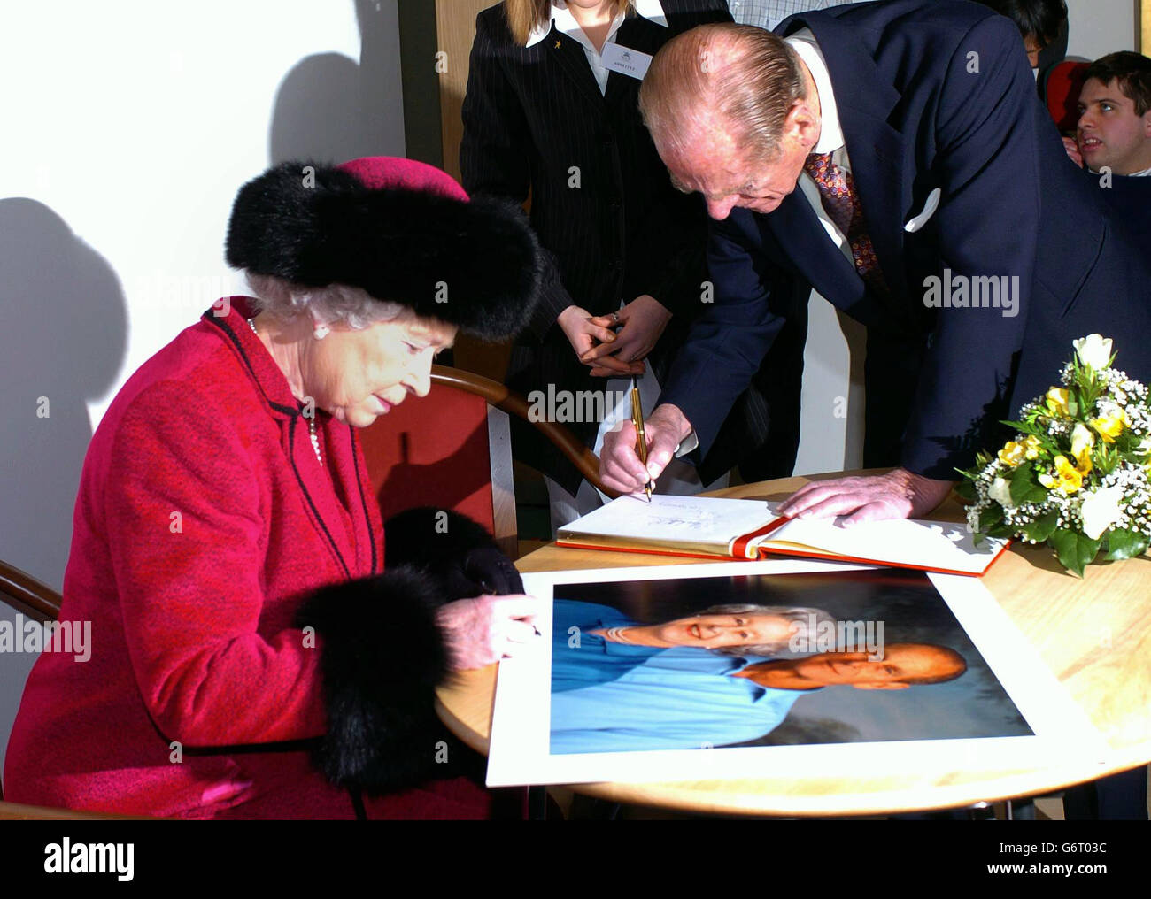 La reine Elizabeth II de Grande-Bretagne et son mari, le prince Philip, duc d'Édimbourg, signent le livre du visiteur et une photo d'eux-mêmes lors d'une visite à Douglas House, une maison de soins de relève pour les jeunes ayant des conditions génétiques limitantes à la vie, Oxford.La Reine a visité la maison et a regardé divers équipements dont la salle de spa, la salle sensorielle et la salle de musique avant d'ouvrir officiellement la maison avec une plaque dévoilée. Banque D'Images