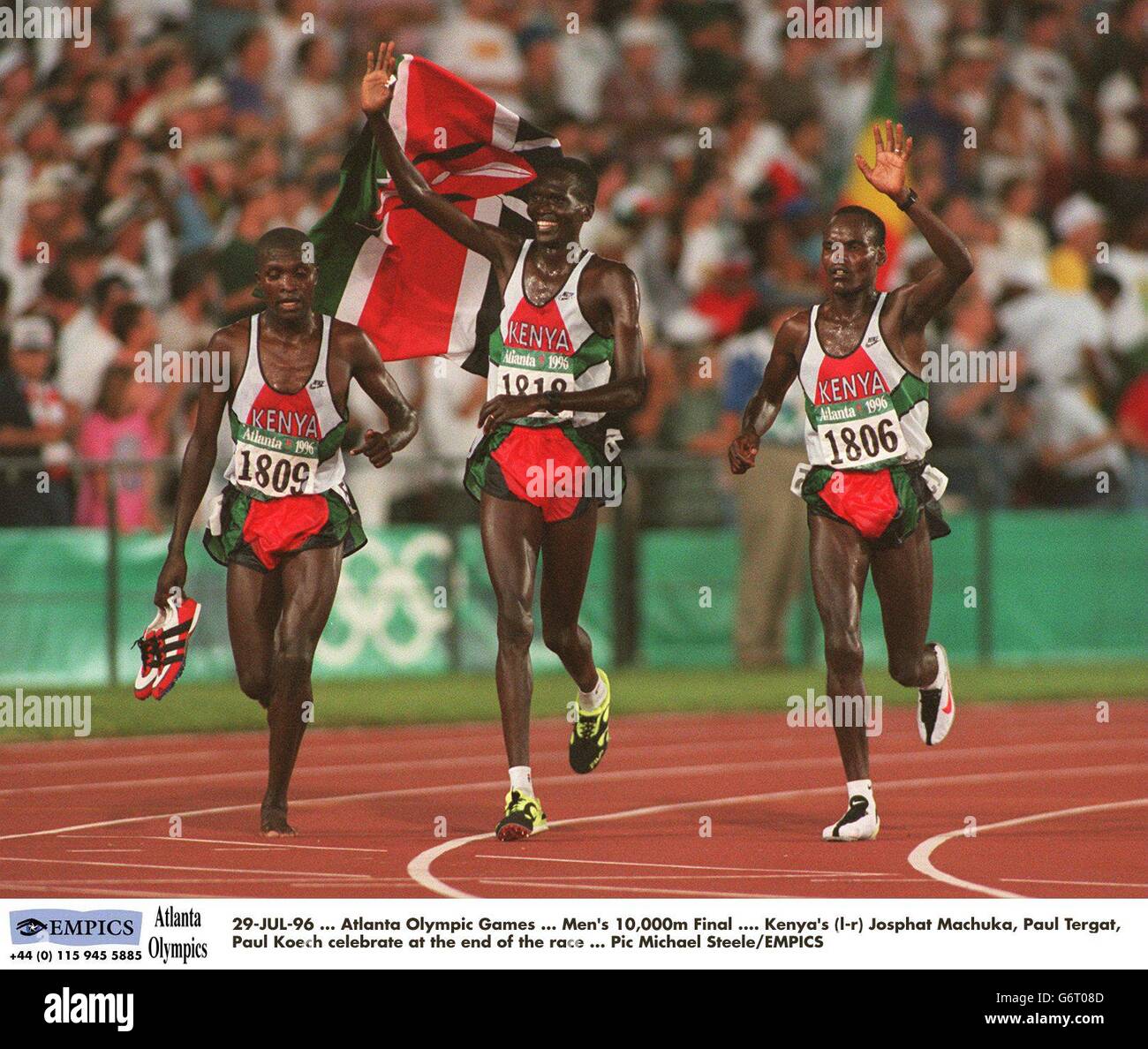 29-JUL-96 ... Jeux Olympiques d'Atlanta ... Finale hommes de 10 000 m .... Le Bosphore Machuka, Paul Tergat, Paul Koech célèbrent à la fin de la course Banque D'Images