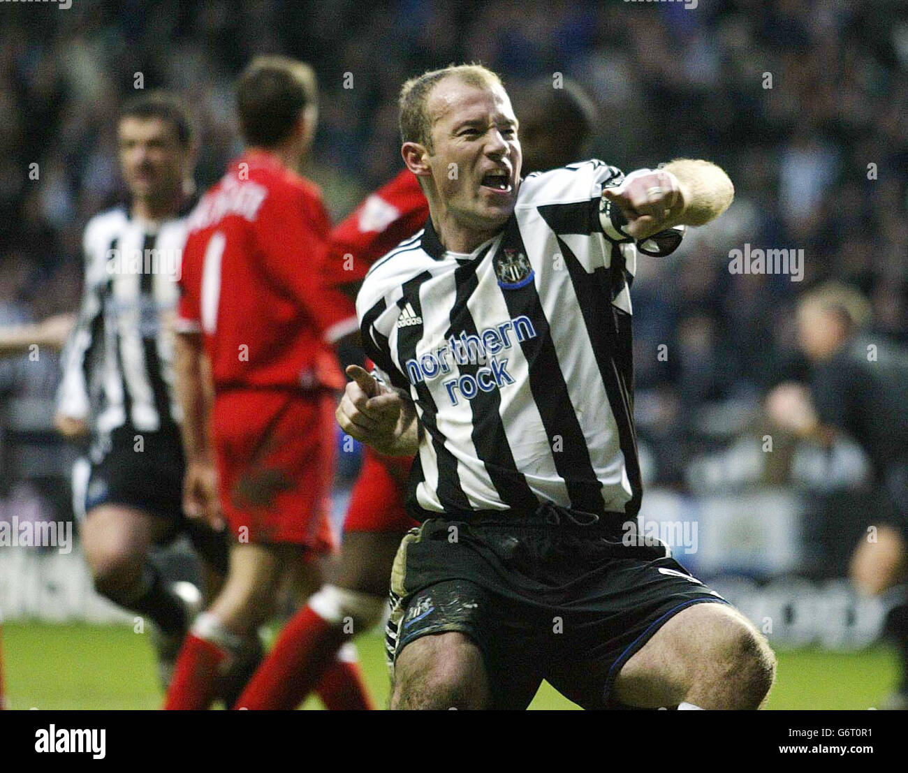 Alan Shearer, de Newcastle United, célèbre après avoir obtenu son score  contre Middlesbrough lors de son match Barclaycard Premiership au stade St  James' Park de Newcastle.22/02/04: Sven-Goran Eriksson, le patron de la