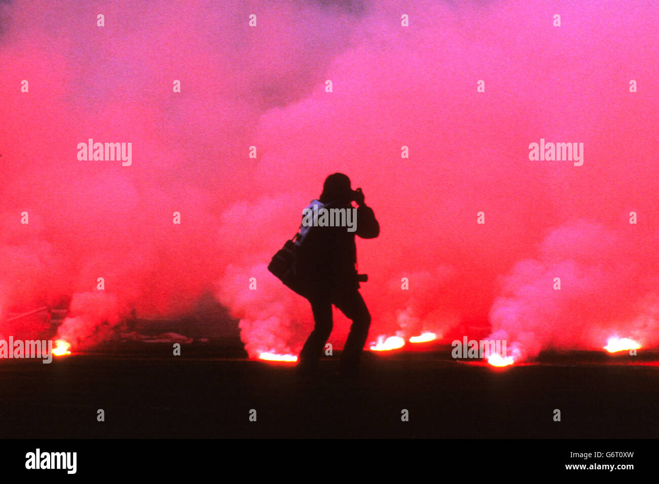 Un photographe prend des photos des fusées que les fans roms avaient lancées depuis les stands. Banque D'Images