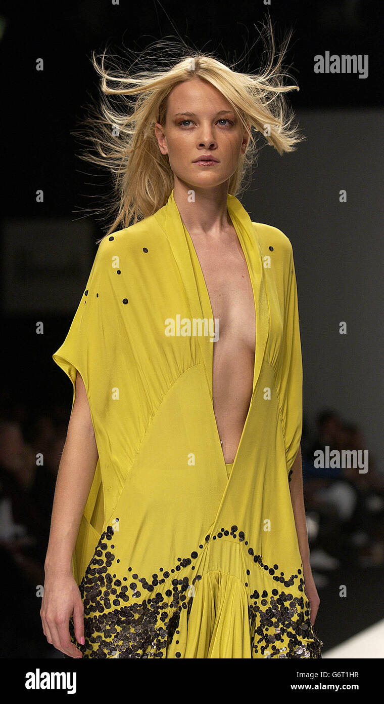 Mode robe jaune paillettes coupe basse lfw04 Banque de photographies et  d'images à haute résolution - Alamy