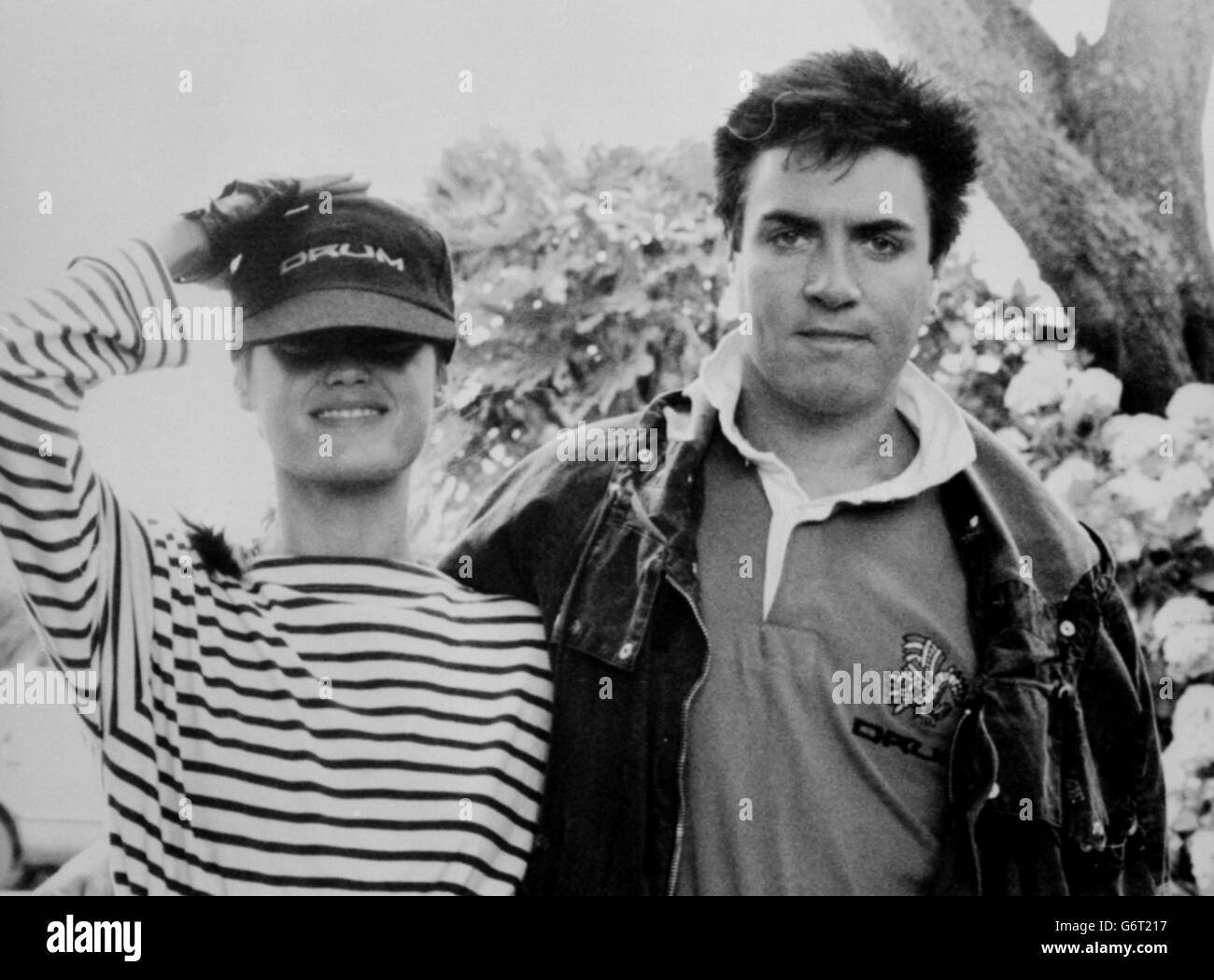Duran Duran, star pop Simon le bon, avec sa petite amie Yasmin Parvaneh, se rétablissant de son épreuve après avoir été secourue de son yacht maxi de 77 pieds, Drum, qui a chaviré 24 personnes à bord de Falmouth, le long de la côte sud de Cornwall, tout en participant à la course Fastnet. Le bon et d'autres membres d'équipage ont été piégés sous l'eau, à l'intérieur de la coque, pendant quarante minutes et ont tous été sauvés par la Royal Navy. Banque D'Images