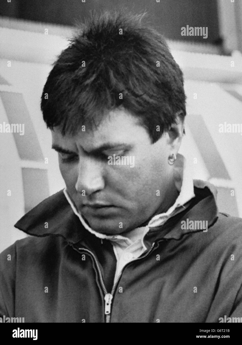 Duran Duran, star pop Simon le bon à Portscatho, en Cornouailles, après avoir été secouru de son yacht maxi de 77 pieds, Drum, qui a chaviré avec 24 personnes à bord de Falmouth, le long de la côte sud de Cornwall, tout en participant à la course Fastnet. Le bon et d'autres membres d'équipage ont été piégés sous l'eau, à l'intérieur de la coque, pendant quarante minutes et ont tous été sauvés par la Royal Navy. Banque D'Images