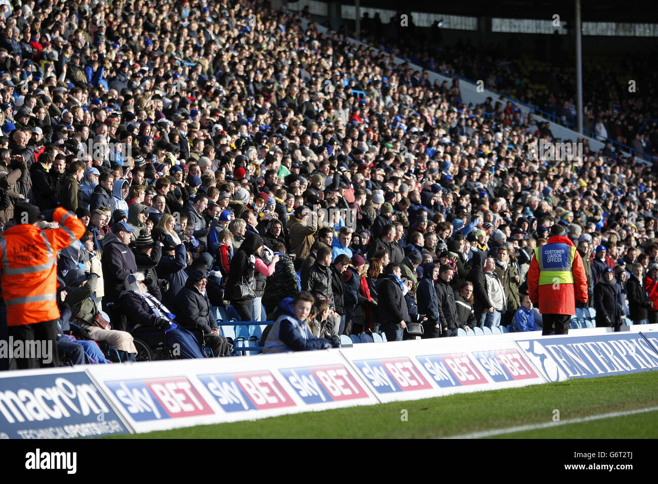 Soccer - Sky Bet Championship - Leeds United / Huddersfield Town - Elland Road.Leeds United fans dans les stands à Elland Road avant le match Banque D'Images