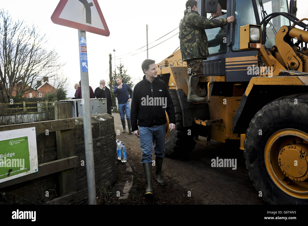 Le vice-premier ministre Nick Clegg visite les sites d'inondation de Burrowbridge, dans le Somerset. Banque D'Images