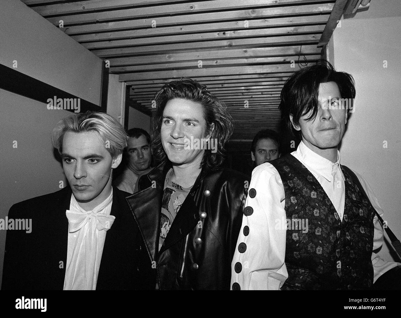 Les membres du groupe pop Duran Duran, qui a pris Milan par la tempête hier soir, alors que 1,000 fans hurlaient les ont accueillis avant de jouer. Depuis la gauche : Nick Rhodes, Simon le bon et John Taylor Banque D'Images