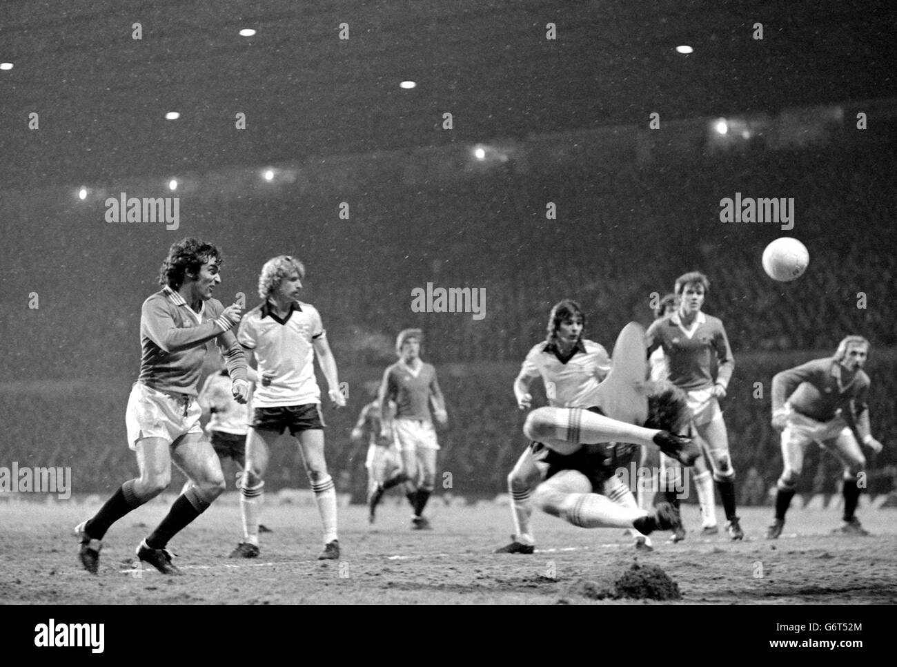 Je ne crois pas au visage de Lou Macari (à gauche) de Manchester Utd, en tant que héros de Fulham Gerry Peyton, réussit à plonger et à détourner son effort de la plage de points vides, pendant le jeu de replay à Old Trafford. La neige est tombée tout au long du match qui a pris fin en 1-0 à Man Utd. Banque D'Images